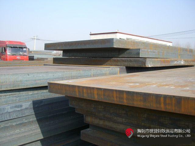 “這是我們研發(fā)的又一個國內(nèi)首發(fā)產(chǎn)品——174mm的高端特厚鉻鉬鋼板，一共11塊，將替代進口，獨家應用于江蘇某重點技改項目核心裝置——氨合成反應器的制造！”9月5日，在河鋼集團舞鋼公司產(chǎn)線上，看著一批鋼板即將裝車發(fā)往客戶，科技部研發(fā)人員李某某一臉自豪。  該產(chǎn)品的各項要求在此類鋼板中堪稱“史上最嚴”。由于該項目中的氨合成反應器需要在高溫、高壓及氫腐蝕等極端條件下使用，對所需鋼鐵材料有著極為嚴苛的要求，對該類鋼板的生產(chǎn)研發(fā)來說堪稱“史上最嚴”。舞鋼公司在客戶項目設計的前期，就積極充分發(fā)揮技術優(yōu)勢，結合針對該項目所量身打造的科研攻關團隊，與用戶深入對接，為其設計滿足該項目個性化需求的高端特厚鋼板。在研發(fā)過程中，針對鋼板的模擬焊后熱處理工藝溫度及檢驗技術難度在該厚度范圍為行業(yè)最嚴、居國際領先水平的客觀實際，舞鋼公司加大技術創(chuàng)新力度，創(chuàng)新設計軋制、熱處理工藝，一舉攻克了高溫長時模擬焊后特厚鋼板全厚度界面低溫沖擊功參數(shù)較差的行業(yè)共性技術難題，并全流程嚴格把控工藝技術質量管理，最終打造出探傷合格率和性能合格率均為100%且極具舞鋼特色的高端特厚鉻鉬鋼板，產(chǎn)品各項技術指標處于國際領先水平，贏得了客戶稱贊。