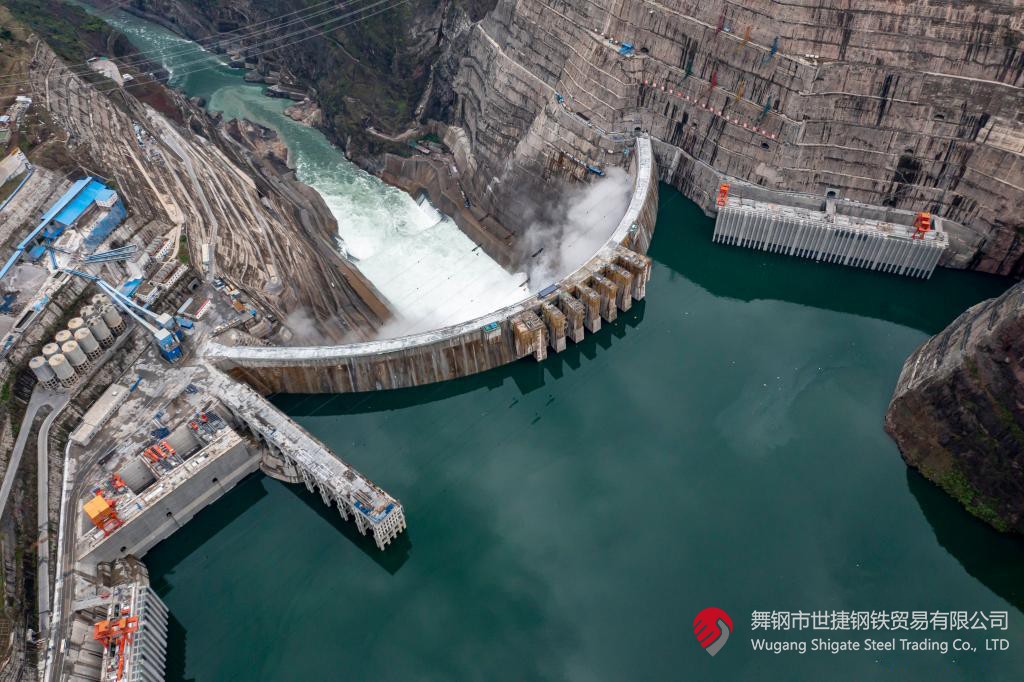 10月24日下午，白鶴灘水電站右岸地下廠房最后一倉封頂混凝土澆筑完成，標(biāo)志著世界在建最大水電站地下廠房全線封頂。在該工程建設(shè)中，河鋼集團(tuán)舞鋼公司累計生產(chǎn)供應(yīng)Q500、Q345C/B、SX780等數(shù)個新品種鋼板4500噸，主要用于水電站水輪機(jī)座環(huán)、發(fā)電機(jī)頂蓋、控制環(huán)、壓力鋼管制造，大大加速了大型發(fā)電機(jī)組用鋼國產(chǎn)化進(jìn)程。    據(jù)介紹，白鶴灘水電站位于四川省涼山州和云南省昭通市交界處，是世界在建規(guī)模最大的水電工程，裝機(jī)總?cè)萘?600萬千瓦，其左右岸地下廠房內(nèi)分別布置8臺具有完全自主知識產(chǎn)權(quán)的單機(jī)容量達(dá)100萬千瓦的水輪發(fā)電機(jī)組，單機(jī)容量位居世界第一。10月24日下午，白鶴灘水電站成功蓄水至825米高程，首次達(dá)到正常水位，大壩將接受高水位全面檢驗(yàn)。    該工程的規(guī)模天然決定了其施工難度極高，復(fù)雜的地形地質(zhì)條件和技術(shù)指標(biāo)等因素也給施工帶來了巨大挑戰(zhàn)。因此在電站建設(shè)材料及關(guān)鍵部位用鋼的選擇上，客戶慎之又慎，對焊接性能、韌性、強(qiáng)度等均有著極為嚴(yán)苛的技術(shù)要求。舞鋼公司憑借強(qiáng)大的質(zhì)量品牌優(yōu)勢和雄厚的技術(shù)實(shí)力成功中標(biāo)——數(shù)百噸“舞鋼牌”高技術(shù)含量的大厚度高級別水電鋼板用于制造世界單機(jī)容量最大的巨型水輪發(fā)電機(jī)組的座環(huán)。    隨后，舞鋼公司為白鶴灘水電站定制研發(fā)265mm厚的SXQ500D-Z35鋼板，并進(jìn)一步制作加工件。公司科技部高強(qiáng)鋼研究所針對該鋼的生產(chǎn)重點(diǎn)和難點(diǎn)，提前制定措施，并在冶煉、制坯等關(guān)鍵環(huán)節(jié)派人進(jìn)行跟蹤、協(xié)調(diào)。在科技、設(shè)備、生產(chǎn)人員的共同努力下，該批鋼板最終順利生產(chǎn)完畢。鋼板及試樣經(jīng)公司、客戶和第三方檢驗(yàn)機(jī)構(gòu)檢驗(yàn)合格后，在三和盛機(jī)建公司完成切割深加工。    交付客戶后，該鋼憑著焊接性能好、力學(xué)結(jié)構(gòu)良好、低溫沖擊韌性強(qiáng)等優(yōu)點(diǎn)，承受住了巨大的水壓力和沖擊負(fù)荷，再次贏得設(shè)備制造方的高度評價。（舞鋼市委宣傳部 楊德坤 張培軍）
