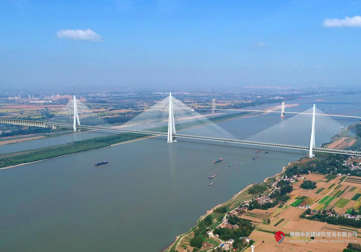 4月10日，中央電視臺(tái)《新聞聯(lián)播》和《東方時(shí)空》節(jié)目同時(shí)播報(bào)了世界最大跨度三塔斜拉橋——馬鞍山長江公鐵大橋主塔開始吊裝的消息。該項(xiàng)目建設(shè)過程中，河鋼集團(tuán)舞鋼公司累計(jì)為其供應(yīng)高級(jí)別橋梁鋼板Q370qE、Q420qE、Q500qE近6萬噸，用于該橋關(guān)鍵部位建設(shè)。其中，批量供貨的高級(jí)別橋梁鋼Q500qE各項(xiàng)技術(shù)指標(biāo)世界領(lǐng)先。目前，舞鋼高端橋梁鋼實(shí)現(xiàn)了從Q345到Q690級(jí)別的全覆蓋。    2219e9e1e81cd18f2738bf2b469e6b98.png  近年來，舞鋼加速“兩個(gè)結(jié)構(gòu)”優(yōu)化，以高端客戶需求和產(chǎn)業(yè)鏈高質(zhì)量發(fā)展為導(dǎo)向，不斷推動(dòng)技術(shù)和產(chǎn)品升級(jí)。針對(duì)項(xiàng)目需求，舞鋼成立攻關(guān)團(tuán)隊(duì)，與客戶深度對(duì)接，精心設(shè)計(jì)生產(chǎn)保供方案，通過精確控制冶煉過程，確保了鋼板內(nèi)部質(zhì)量穩(wěn)定；創(chuàng)新軋制、熱處理工藝，攻克制約鋼板強(qiáng)度提升的工藝瓶頸，確保了鋼板各項(xiàng)性能全部滿足客戶要求。  為了保證在極短的交貨期內(nèi)實(shí)現(xiàn)高質(zhì)量交貨，舞鋼集中各類優(yōu)勢(shì)資源，創(chuàng)新橋梁鋼生產(chǎn)工藝，將交貨期縮短了約5天時(shí)間。在客戶的加工使用、安裝等各環(huán)節(jié)，舞鋼技術(shù)營銷服務(wù)團(tuán)隊(duì)及進(jìn)跟進(jìn)，為其提供精準(zhǔn)、專業(yè)的服務(wù)，贏得了客戶信賴。  馬鞍山長江公鐵大橋單跨1120米，雙跨連續(xù)跨度2240米；中塔塔高345米，相當(dāng)于115層樓，為目前世界最高橋塔；承臺(tái)長89.2米、寬54.7米，平面面積近5000平方米，相當(dāng)于8個(gè)標(biāo)準(zhǔn)籃球場(chǎng)，為目前世界最大規(guī)模的橋梁樁基礎(chǔ)。