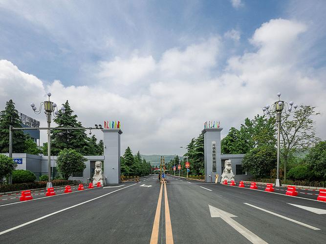河鋼集團(tuán)舞陽鋼鐵公司是我國寬厚鋼板生產(chǎn)科研基地。擁有4100mm+4100mm和4200mm+4300mm兩條技術(shù)先進(jìn)的雙機(jī)架寬厚鋼板生產(chǎn)線,配套有國內(nèi)寬厚板行業(yè)優(yōu)勢(shì)明顯的鋼錠模鑄線及鋼板熱處理設(shè)施,具有雄厚的研發(fā)制造實(shí)力。具有年產(chǎn)鋼500萬噸、寬厚鋼板360萬噸、銷售收入200億元的綜合實(shí)力。 河鋼集團(tuán)舞陽鋼鐵公司是我國寬厚鋼板生產(chǎn)科研基地。擁有4100mm+4100mm和4200mm+4300mm兩條技術(shù)先進(jìn)的雙機(jī)架寬厚鋼板生產(chǎn)線,配套有國內(nèi)寬厚板行業(yè)優(yōu)勢(shì)明顯的鋼錠模鑄線及鋼板熱處理設(shè)施,具有雄厚的研發(fā)制造實(shí)力。具有年產(chǎn)鋼500萬噸、寬厚鋼板360萬噸、銷售收入200億元的綜合實(shí)力。