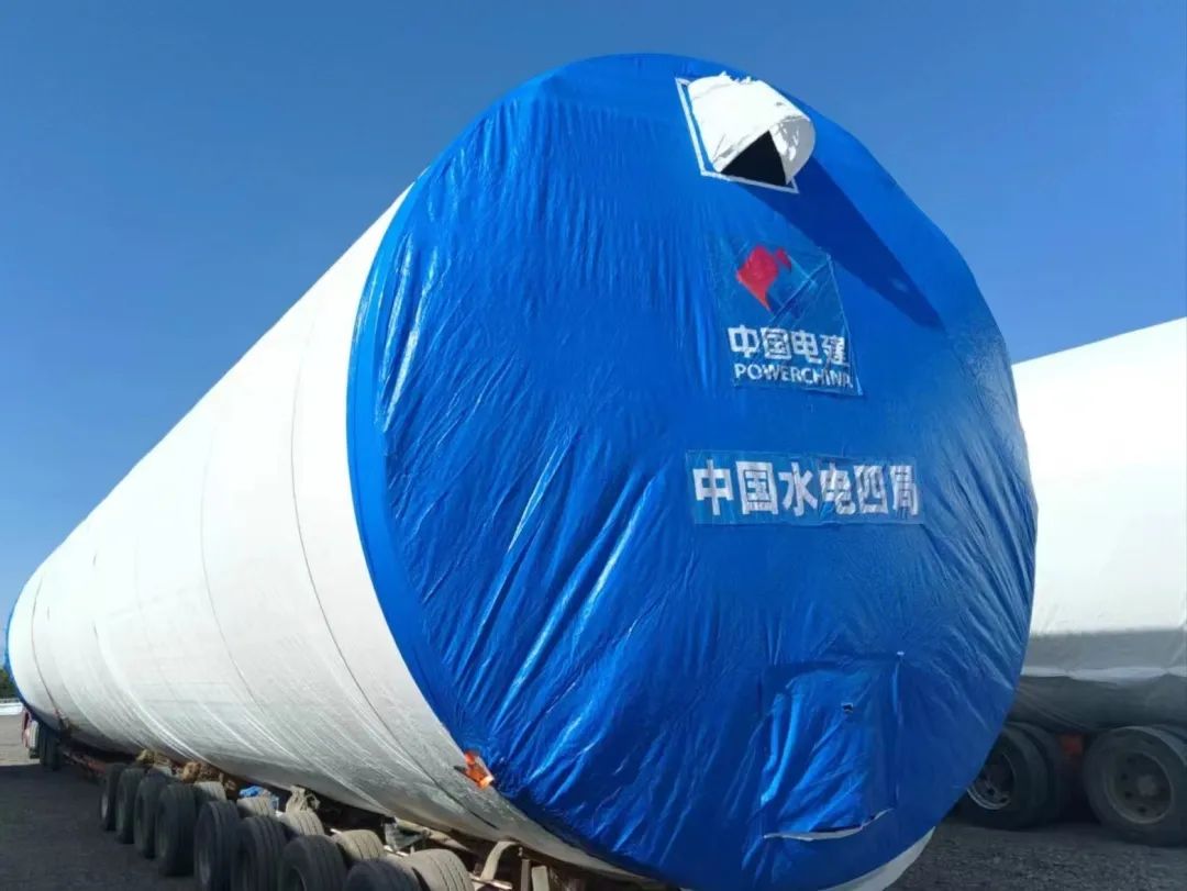 河鋼集團(tuán)舞鋼生產(chǎn)的一批高端風(fēng)電項(xiàng)目用鋼板如期發(fā)往客戶，將用于新彊吐魯番市重點(diǎn)能源項(xiàng)目——廣東能源托克遜縣100萬千瓦風(fēng)電項(xiàng)目的風(fēng)電塔筒制造。目前，舞鋼已累計(jì)向該項(xiàng)目供應(yīng)高端風(fēng)電項(xiàng)目用鋼板近2萬噸。 在供貨過程中，舞鋼強(qiáng)化項(xiàng)目跟蹤和技術(shù)營銷，針對該項(xiàng)目設(shè)計(jì)和建設(shè)所需，為用戶設(shè)計(jì)從生產(chǎn)到供貨以及后期服務(wù)的一攬子解決方案。在生產(chǎn)過程中，舞鋼根據(jù)客戶所需，不斷推動(dòng)工藝和流程優(yōu)化，先后攻克冶煉和軋制環(huán)節(jié)的多個(gè)難題，滿足了客戶對鋼板表面質(zhì)量的特殊需求，并保證了按期高質(zhì)量交付。 廣東能源托克遜縣100萬千瓦風(fēng)電項(xiàng)目（一期50萬千瓦）位于新疆維吾爾自治區(qū)吐魯番市托克遜縣，屬于小草湖風(fēng)區(qū)。風(fēng)電場距離托克遜縣僅14公里，距烏魯木齊市約130公里。海拔集中在45至125米，場地開闊，地形較平坦，地勢東南部低、西北部高。本工程擬安裝50臺風(fēng)力發(fā)電機(jī)組，機(jī)組塔高126.1米，總工程量約26000噸，是新疆首個(gè)直徑超過6米的單機(jī)容量達(dá)10兆瓦的非分片式風(fēng)電塔筒。  此項(xiàng)目為新建工程，地處新疆傳統(tǒng)九大風(fēng)區(qū)之一的吐魯番西部風(fēng)區(qū)核心位置，擁有得天獨(dú)厚的自然資源，與吐魯番市、烏魯木齊兩大用電負(fù)荷中心接壤，具備天然的負(fù)荷消納優(yōu)勢。項(xiàng)目投產(chǎn)后，年上網(wǎng)電量約23億千瓦時(shí)，可節(jié)約標(biāo)準(zhǔn)煤約70萬噸，每年可減少二氧化碳排放233萬噸，將具有良好的經(jīng)濟(jì)效益和生態(tài)效益。  百萬千瓦級風(fēng)電項(xiàng)目的開工建設(shè)，標(biāo)志著吐魯番市在打造千萬千瓦級大型清潔能源基地的征程上又邁出了跨越式的一步，將有力推動(dòng)吐魯番綠色新能源產(chǎn)業(yè)進(jìn)入發(fā)展新時(shí)期，為建設(shè)全疆經(jīng)濟(jì)高質(zhì)量發(fā)展示范區(qū)提供新的、強(qiáng)有力的支撐。