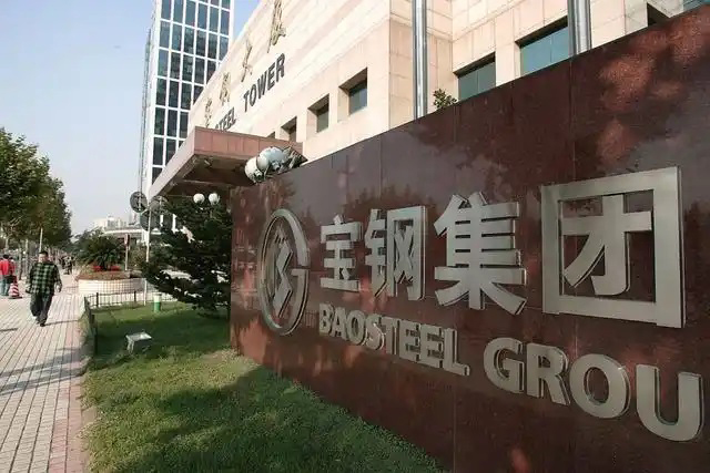 鋼鐵行業(yè)是全球工業(yè)體系中的重要支柱之一,其產(chǎn)品廣泛應(yīng)用于基礎(chǔ)設(shè)施建設(shè)、機械制造、汽車工業(yè)等領(lǐng)域。隨著全球工業(yè)化進程的不斷深入,鋼鐵行業(yè)呈現(xiàn)出國際化競爭格局。在眾多鋼鐵制造企業(yè)中,有6家公司以其出色的經(jīng)營業(yè)績和強大的市場地位脫穎而出,成為了世界鋼鐵制造業(yè)的領(lǐng)軍企業(yè)。  第一，是總部位于中國的寶鋼集團。寶鋼集團創(chuàng)立于1992年,作為中國最大的鋼鐵生產(chǎn)企業(yè),其年產(chǎn)鋼鐵超過1億噸,在全球鋼鐵企業(yè)中居首位。寶鋼集團擁有先進的煉鋼技術(shù)和完善的產(chǎn)業(yè)鏈,產(chǎn)品涵蓋了碳鋼、合金鋼、不銹鋼等多個品類,廣泛應(yīng)用于汽車、家電、建筑等領(lǐng)域。在國內(nèi)市場上,寶鋼集團占據(jù)主導(dǎo)地位,同時也積極拓展海外市場,在全球范圍內(nèi)享有較高的品牌知名度。   第二，是同樣總部設(shè)在中國的武鋼集團。武鋼集團成立于1958年,是中國最早的鋼鐵生產(chǎn)企業(yè)之一,擁有悠久的歷史和豐富的生產(chǎn)經(jīng)驗。該集團主營碳鋼和合金鋼的生產(chǎn),年產(chǎn)量超過5000萬噸,位居全球第二。武鋼集團不僅在國內(nèi)市場占有重要地位,同時也積極開拓海外市場,產(chǎn)品遠銷歐洲、東南亞等地區(qū)。近年來,武鋼集團通過并購重組等方式不斷擴大產(chǎn)能,提升了其在全球鋼鐵行業(yè)的影響力。   第三，是總部位于印度的塔塔鋼鐵公司。塔塔鋼鐵公司成立于1907年,是全球歷史最悠久的鋼鐵制造企業(yè)之一。該公司年產(chǎn)鋼鐵超過1800萬噸,產(chǎn)品涵蓋了碳鋼、合金鋼、不銹鋼等種類,廣泛應(yīng)用于汽車、基礎(chǔ)設(shè)施、機械制造等領(lǐng)域。憑借雄厚的技術(shù)實力和優(yōu)秀的管理團隊,塔塔鋼鐵公司在全球鋼鐵市場上占據(jù)了重要地位,在發(fā)展中國家市場尤其具有優(yōu)勢。   第四，是總部位于日本的新日鐵住金株式會社。新日鐵住金株式會社是日本最大的鋼鐵制造企業(yè),年產(chǎn)鋼鐵約4500萬噸,位居全球第四。該公司擁有業(yè)內(nèi)領(lǐng)先的技術(shù)水平,在煉鋼、軋鋼等工藝上均有很強的競爭力。同時,新日鐵住金還積極推動產(chǎn)品創(chuàng)新,開發(fā)出多種高性能鋼材,廣泛應(yīng)用于汽車制造、電子電器等行業(yè)。憑借雄厚的技術(shù)實力和優(yōu)質(zhì)的產(chǎn)品,新日鐵住金在日本國內(nèi)以及東亞地區(qū)市場占據(jù)主導(dǎo)地位。   第五,是總部位于韓國的POSCO。POSCO創(chuàng)立于1968年,是韓國最大的鋼鐵制造企業(yè),年產(chǎn)鋼鐵約4000萬噸。POSCO在煉鋼技術(shù)、產(chǎn)品研發(fā)等方面均處于業(yè)內(nèi)領(lǐng)先水平,旗下?lián)碛卸嗉液Ｍ庾庸?業(yè)務(wù)覆蓋全球主要市場。近年來,POSCO不斷優(yōu)化產(chǎn)品結(jié)構(gòu),提升高附加值鋼材的占比,在汽車制造、電子等領(lǐng)域具有較強的市場競爭力。憑借優(yōu)秀的經(jīng)營業(yè)績和穩(wěn)健的財務(wù)狀況,POSCO在全球鋼鐵行業(yè)中占據(jù)重要地位。   第六,是總部位于美國的美國鋼鐵公司。美國鋼鐵公司創(chuàng)立于1901年,是美國最大的鋼鐵制造企業(yè),年產(chǎn)鋼鐵約1600萬噸。該公司在碳鋼、不銹鋼等品類的生產(chǎn)上均具有較強的技術(shù)實力,產(chǎn)品廣泛應(yīng)用于汽車制造、基礎(chǔ)設(shè)施建設(shè)等領(lǐng)域。近年來,美國鋼鐵公司通過資產(chǎn)重組和技術(shù)創(chuàng)新等措施,不斷提升自身競爭力,在北美市場保持領(lǐng)先地位。   舉報/反饋