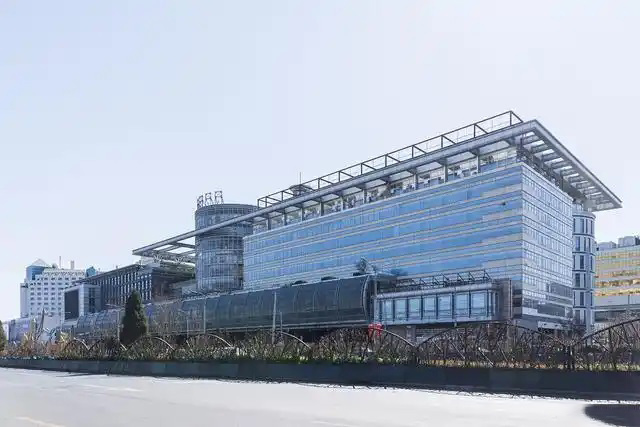 鋼鐵行業(yè)是全球工業(yè)體系中的重要支柱之一,其產(chǎn)品廣泛應(yīng)用于基礎(chǔ)設(shè)施建設(shè)、機械制造、汽車工業(yè)等領(lǐng)域。隨著全球工業(yè)化進程的不斷深入,鋼鐵行業(yè)呈現(xiàn)出國際化競爭格局。在眾多鋼鐵制造企業(yè)中,有6家公司以其出色的經(jīng)營業(yè)績和強大的市場地位脫穎而出,成為了世界鋼鐵制造業(yè)的領(lǐng)軍企業(yè)。  第一，是總部位于中國的寶鋼集團。寶鋼集團創(chuàng)立于1992年,作為中國最大的鋼鐵生產(chǎn)企業(yè),其年產(chǎn)鋼鐵超過1億噸,在全球鋼鐵企業(yè)中居首位。寶鋼集團擁有先進的煉鋼技術(shù)和完善的產(chǎn)業(yè)鏈,產(chǎn)品涵蓋了碳鋼、合金鋼、不銹鋼等多個品類,廣泛應(yīng)用于汽車、家電、建筑等領(lǐng)域。在國內(nèi)市場上,寶鋼集團占據(jù)主導(dǎo)地位,同時也積極拓展海外市場,在全球范圍內(nèi)享有較高的品牌知名度。   第二，是同樣總部設(shè)在中國的武鋼集團。武鋼集團成立于1958年,是中國最早的鋼鐵生產(chǎn)企業(yè)之一,擁有悠久的歷史和豐富的生產(chǎn)經(jīng)驗。該集團主營碳鋼和合金鋼的生產(chǎn),年產(chǎn)量超過5000萬噸,位居全球第二。武鋼集團不僅在國內(nèi)市場占有重要地位,同時也積極開拓海外市場,產(chǎn)品遠銷歐洲、東南亞等地區(qū)。近年來,武鋼集團通過并購重組等方式不斷擴大產(chǎn)能,提升了其在全球鋼鐵行業(yè)的影響力。   第三，是總部位于印度的塔塔鋼鐵公司。塔塔鋼鐵公司成立于1907年,是全球歷史最悠久的鋼鐵制造企業(yè)之一。該公司年產(chǎn)鋼鐵超過1800萬噸,產(chǎn)品涵蓋了碳鋼、合金鋼、不銹鋼等種類,廣泛應(yīng)用于汽車、基礎(chǔ)設(shè)施、機械制造等領(lǐng)域。憑借雄厚的技術(shù)實力和優(yōu)秀的管理團隊,塔塔鋼鐵公司在全球鋼鐵市場上占據(jù)了重要地位,在發(fā)展中國家市場尤其具有優(yōu)勢。   第四，是總部位于日本的新日鐵住金株式會社。新日鐵住金株式會社是日本最大的鋼鐵制造企業(yè),年產(chǎn)鋼鐵約4500萬噸,位居全球第四。該公司擁有業(yè)內(nèi)領(lǐng)先的技術(shù)水平,在煉鋼、軋鋼等工藝上均有很強的競爭力。同時,新日鐵住金還積極推動產(chǎn)品創(chuàng)新,開發(fā)出多種高性能鋼材,廣泛應(yīng)用于汽車制造、電子電器等行業(yè)。憑借雄厚的技術(shù)實力和優(yōu)質(zhì)的產(chǎn)品,新日鐵住金在日本國內(nèi)以及東亞地區(qū)市場占據(jù)主導(dǎo)地位。   第五,是總部位于韓國的POSCO。POSCO創(chuàng)立于1968年,是韓國最大的鋼鐵制造企業(yè),年產(chǎn)鋼鐵約4000萬噸。POSCO在煉鋼技術(shù)、產(chǎn)品研發(fā)等方面均處于業(yè)內(nèi)領(lǐng)先水平,旗下?lián)碛卸嗉液Ｍ庾庸?業(yè)務(wù)覆蓋全球主要市場。近年來,POSCO不斷優(yōu)化產(chǎn)品結(jié)構(gòu),提升高附加值鋼材的占比,在汽車制造、電子等領(lǐng)域具有較強的市場競爭力。憑借優(yōu)秀的經(jīng)營業(yè)績和穩(wěn)健的財務(wù)狀況,POSCO在全球鋼鐵行業(yè)中占據(jù)重要地位。   第六,是總部位于美國的美國鋼鐵公司。美國鋼鐵公司創(chuàng)立于1901年,是美國最大的鋼鐵制造企業(yè),年產(chǎn)鋼鐵約1600萬噸。該公司在碳鋼、不銹鋼等品類的生產(chǎn)上均具有較強的技術(shù)實力,產(chǎn)品廣泛應(yīng)用于汽車制造、基礎(chǔ)設(shè)施建設(shè)等領(lǐng)域。近年來,美國鋼鐵公司通過資產(chǎn)重組和技術(shù)創(chuàng)新等措施,不斷提升自身競爭力,在北美市場保持領(lǐng)先地位。   舉報/反饋