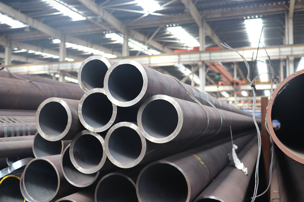 無縫管 (seamless tube)    美標API 5L  無縫管是一種具有中空截面、周邊沒有接縫的長條鋼材。鋼管具有中空截面，大量用作輸送流體的管道，如輸送石油、天然氣、煤氣、水及某些固體物料的管道等。鋼管與圓鋼等實心鋼材相比，在抗彎抗扭強度相同時，重量較輕，是一種經(jīng)濟截面鋼材，廣泛用于制造結(jié)構(gòu)件和機械零件，如石油鉆桿、汽車傳動軸、自行車架以及建筑施工中用的鋼腳手架等。用鋼管制造環(huán)形零件，可提高材料利用率，簡化制造工序，節(jié)約材料和加工工時，如滾動軸承套圈、千斤頂套等，目前已廣泛用鋼管來制造。鋼管還是各種常規(guī)武器不可缺少的材料，槍管、炮筒等都要鋼管來制造。鋼管按橫截面積形狀的不同可分為圓管和異型管。由于在周長相等的條件下，圓面積最大，用圓形管可以輸送更多的流體。此外，圓環(huán)截面在承受內(nèi)部或外部徑向壓力時，受力較均勻，因此，絕大多數(shù)鋼管是圓管。  但是，圓管也有一定的局限性，如在受平面彎曲的條件下，圓管就不如方、矩形管抗彎強度大，一些農(nóng)機具骨架、鋼木家具等就常用方、矩形管。根據(jù)不同用途還需有其他截面形狀的異型鋼管。  目前，全世界生產(chǎn)無縫管的共計有110多個國家的1850多個公司下的5100多個生產(chǎn)廠，其中生產(chǎn)石油管的有44個國家的170多個公司下的260多個廠。2000年，無縫管全國表觀消費量為418.0萬噸，其中國內(nèi)供應量的382.1萬噸，占國內(nèi)總需求的91.4%。進口為35.9萬噸，占國內(nèi)總需求的8.59%。同年石油管消費量大約為91萬噸。進口約25.2萬噸。進口管占國內(nèi)總消費量的大約70%，其中進口管占國內(nèi)總消費量的27.69%，石油管進口量約占無縫管總進口量的大約70%。從日本進口的石油管占總進口量一半以上。中國最大的石油套管生產(chǎn)基地——天津鋼管公司2000年的鋼管產(chǎn)品出來為52.20萬噸，其中石油套管產(chǎn)量為36.41萬噸。套管占全國石油產(chǎn)量的一半以上。在產(chǎn)量和銷售量上都占中國套管市場的第一位。    從國際和國內(nèi)兩個市場來看，無縫管（包括石油專用管）的現(xiàn)有生產(chǎn)能力均已大于需求。所以，今后的重點應放在充分發(fā)揮現(xiàn)有機組的能力，開發(fā)出高強度等級、高抗擊毀、高抗腐蝕的石油管、高壓鍋爐管和氣瓶管等產(chǎn)品。也是國家針對當前我國鋼鐵市場進行優(yōu)化產(chǎn)品結(jié)構(gòu)的內(nèi)容。這也是增加在國內(nèi)外產(chǎn)品競爭力、擴大市場份額的關(guān)鍵所在。就是說，提高國內(nèi)鋼管企業(yè)的市場競爭力是加和WTO以后國內(nèi)企業(yè)長期的任務(wù)和成功發(fā)展的關(guān)鍵。  1.結(jié)構(gòu)用無縫管（GB/T8162-1999）是用于一般結(jié)構(gòu)和機械結(jié)構(gòu)的無縫管。  2.流體輸送用無縫管（GB/T8163-1999）是用于輸送水、油、氣等流體的一般無縫管。  3.低中壓鍋爐用無縫管（GB3087-1999）是用于制造各種結(jié)構(gòu)低中壓鍋爐過熱蒸汽管、沸水管及機車鍋爐用過熱蒸汽管、大煙管、小煙管和拱磚管用的優(yōu)質(zhì)碳素結(jié)構(gòu)鋼熱軋和冷拔（軋）無縫管。  4.高壓鍋爐用無縫管（GB5310-1995）是用于制造高壓及其以上壓力的水管鍋爐受熱面用的優(yōu)質(zhì)碳素鋼、合金鋼和不銹耐熱鋼無縫管。  5.化肥設(shè)備用高壓無縫管（GB6479-2000）是適用于工作溫度為-40~400℃、工作壓力為10~30Ma的化工設(shè)備和管道的優(yōu)質(zhì)碳素結(jié)構(gòu)鋼和合金鋼無縫管。  6.石油裂化用無縫管（GB9948-88）是適用于石油精煉廠的爐管、熱交換器和管道無縫管。  7.地質(zhì)鉆探用鋼管（YB235-70）是供地質(zhì)部門進行巖心鉆探使用的鋼管，按用途可分為鉆桿、鉆鋌、巖心管、套管和沉淀管等。  8.金剛石巖芯鉆探用無縫管（GB3423-82）是用于金剛石巖芯鉆探的鉆桿、巖心桿、套管的無縫管。  9.石油鉆探管（YB528-65）是用于石油鉆探兩端內(nèi)加厚或外加厚的無縫管。鋼管分車絲和不車絲兩種，車絲管用接頭聯(lián)結(jié)，不車絲管用對焊的方法與工具接頭聯(lián)結(jié)。  10.船舶用碳鋼無縫管（GB5213-85）是制造船舶I級耐壓管系、Ⅱ級耐壓管系、鍋爐及過熱器用的碳素鋼無縫管。碳素鋼無縫管管壁工作溫度不超過450℃，合金鋼無縫管管壁工作溫度超過450℃。  11.汽車半軸套管用無縫管（GB3088-82）是制造汽車半軸套管及驅(qū)動橋橋殼軸管用的優(yōu)質(zhì)碳素結(jié)構(gòu)鋼和合金結(jié)構(gòu)鋼熱軋無縫管。  12.柴油機用高壓油管（GB3093-86）是制造柴油機噴射系統(tǒng)高壓管用的冷拔無縫管。  13.液壓和氣動缸筒用精密內(nèi)徑無縫管（GB8713-88）是制造液壓和氣動缸筒用的具有精密內(nèi)徑尺寸的冷拔或冷軋精密無縫管。  14.冷拔或冷軋精密無縫管（GB3639-83）是用于機械結(jié)構(gòu)、液壓設(shè)備的尺寸精度高和表面光潔度好的冷拔或冷軋精密無縫管。選用精密無縫管制造機械結(jié)構(gòu)或液壓設(shè)備等，可以大大節(jié)約機械加工工時，提高材料利用率，同時有利于提高產(chǎn)品質(zhì)量。  15.結(jié)構(gòu)用不銹鋼無縫管（GB/T14975-1994）是廣泛用于化工、石油、輕紡、醫(yī)療、食品、機械等工業(yè)的耐腐蝕管道和結(jié)構(gòu)件及零件的不銹鋼制成的熱軋（擠、擴）和冷拔（軋）無縫管。  16.流體輸送用不銹鋼無縫管（GB/T14976-1994）是用于輸送流體的不銹鋼制成的熱軋（擠、擴）和冷拔（軋）無縫管。  17.異型無縫管是除了圓管以外的其他截面形狀的無縫管的總稱。按鋼管截面形狀尺寸的不同又可分為等壁厚異型無縫管（代號為D）、不等壁厚異型無縫管（代號為BD）、變直徑異型無縫管（代號為BJ）。異型無縫管廣泛用于各種結(jié)構(gòu)件、工具和機械零部件。和圓管相比，異型管一般都有較大的慣性矩和截面模數(shù)，有較大的抗彎抗扭能力，可以大大減輕結(jié)構(gòu)重量，節(jié)約鋼材。  一般用無縫管是用10、20、30、35、45等優(yōu)質(zhì)碳結(jié)鋼16Mn、5MnV等低合金結(jié)構(gòu)鋼或40Cr、30CrMnSi、45Mn2、40MnB等合結(jié)鋼熱軋或冷軋制成的。10、20等低碳鋼制造的無縫管主要用于流體輸送管道。45、40Cr等中碳鋼制成的無縫管用來制造機械零件，如汽車、拖拉機的受力零件。一般用無縫管要保證強度和壓扁試驗。熱軋鋼管以熱軋狀態(tài)或熱處理狀態(tài)交貨；冷軋以熱以熱處理狀態(tài)交貨。低中壓鍋爐用無縫管：用于制造各種低中壓鍋爐、過熱蒸汽管、沸水管、水冷壁管及機車鍋爐用過熱蒸汽管、大煙管、小煙管和拱磚管等。  用優(yōu)質(zhì)碳素結(jié)構(gòu)鋼熱軋或冷軋（撥）無縫管。主要用10、20號鋼制造，除保證化學成分和機械性能外要做水壓試驗，卷邊、擴口、壓扁等試驗。熱軋以熱軋狀態(tài)交貨、冷軋（撥）以熱處理狀態(tài)交貨。  無縫管計算公式及舉例說明：（kg/m）W=0.02466×S（D–S）D=外徑S=壁厚  外徑為60mm壁厚4mm的無縫鋼管，求每m重量。每m重量=0.02466×4×（60–4）=5.52kg
