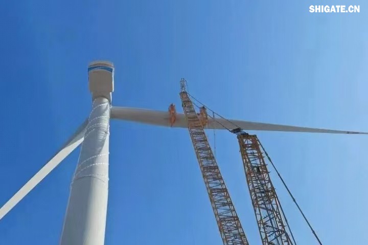1月11日，全球最大功率等級的漂浮式風(fēng)電機(jī)組——中國中車“啟航號”在山東東營風(fēng)電裝備測試認(rèn)證創(chuàng)新基地吊裝成功，標(biāo)志著我國在海上超大型風(fēng)機(jī)的探索邁出重要一步。該項目風(fēng)電機(jī)組的配套塔筒是全球直徑最大、重量最重的塔筒型號，所用鋼板由河鋼集團(tuán)舞鋼公司獨家提供。  微信圖片_20250220083217.jpg  舞鋼公司深入貫徹集團(tuán)要求，以客戶需求為導(dǎo)向，大力開展技術(shù)營銷，不斷優(yōu)化營銷方案，通過提供“一攬子”解決方案，滿足高端客戶對高品質(zhì)產(chǎn)品和未來發(fā)展的需求，加速由生產(chǎn)型向“制造+服務(wù)”型企業(yè)轉(zhuǎn)變。該項目對產(chǎn)品抗沖擊性能及表面質(zhì)量有著極為嚴(yán)苛的要求，且交貨期較短，生產(chǎn)難度相當(dāng)大。為確保合同順利交付，舞鋼公司產(chǎn)線各單位協(xié)同聯(lián)動，強(qiáng)化工藝和生產(chǎn)過程控制，攻克了高強(qiáng)度與高延伸率匹配、低溫沖擊韌性匹配等一系列技術(shù)難題，確保了產(chǎn)品各項指標(biāo)全部滿足客戶要求，并按期交付客戶。  微信圖片_20250220083224.jpg  “啟航號”20MW漂浮式海上風(fēng)電塔筒是專門為20MW及以上海上漂浮式風(fēng)機(jī)提供系統(tǒng)解決方案而設(shè)計的，是全球最大功率漂浮式風(fēng)電機(jī)組的配套塔筒，總高度為141.15米，最大直徑12米，重量達(dá)到了1576噸。